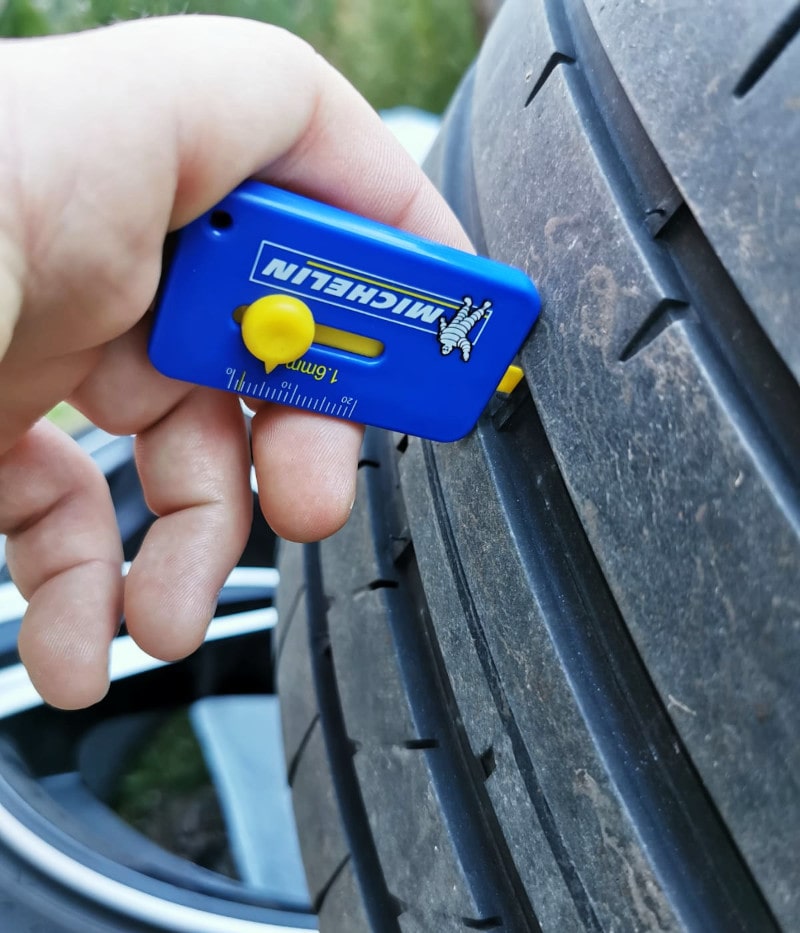 Die Profiltiefe vom Reifen abmessen.