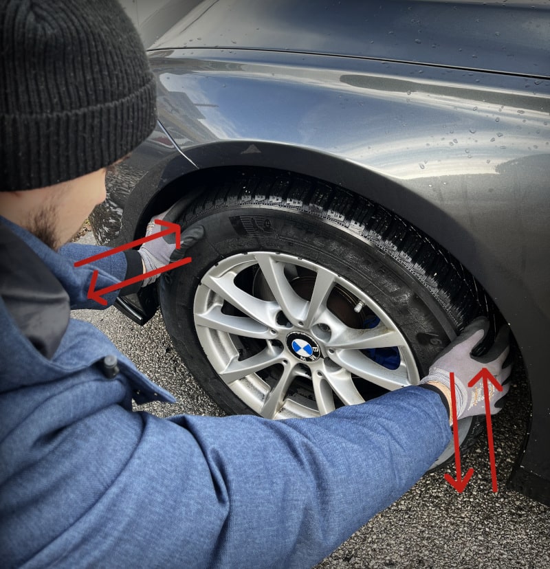 Der Reifen wir geschüttelt um mögliche Schäden an der Radaufhängung zu identifizieren. Test für die Checkliste Gebrauchtwagenkauf
