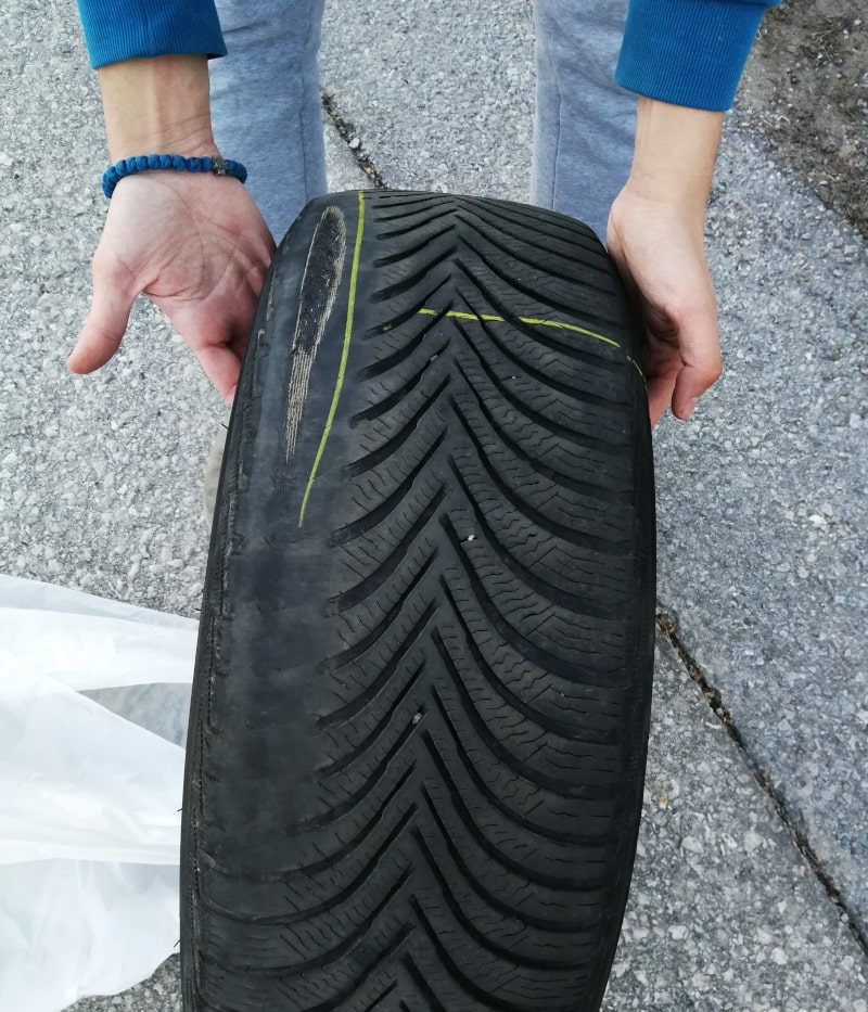 Ungleichmäßig abgefahrene Reifen durch eine defekte Spureinstellung