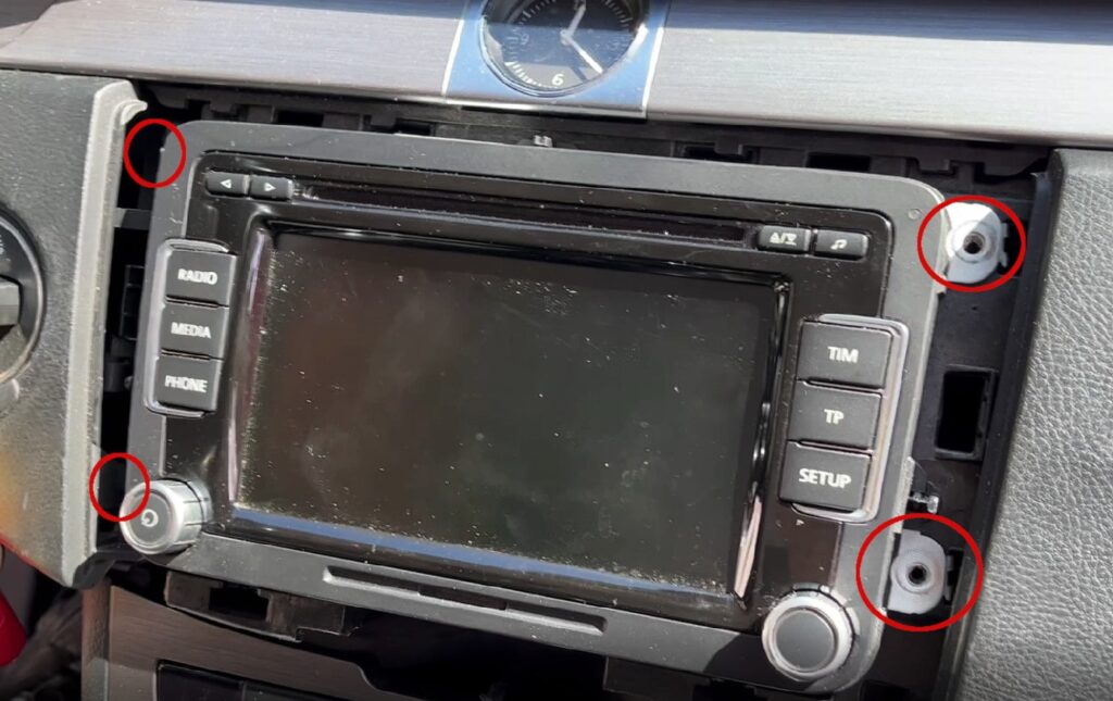 Demontage originales VW Radio RNS510