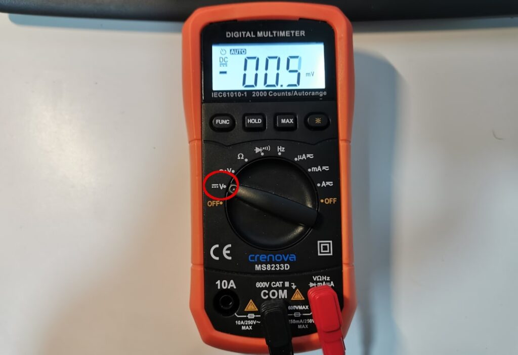 Messgerät zum messen der Gleichspannung an der Batterie