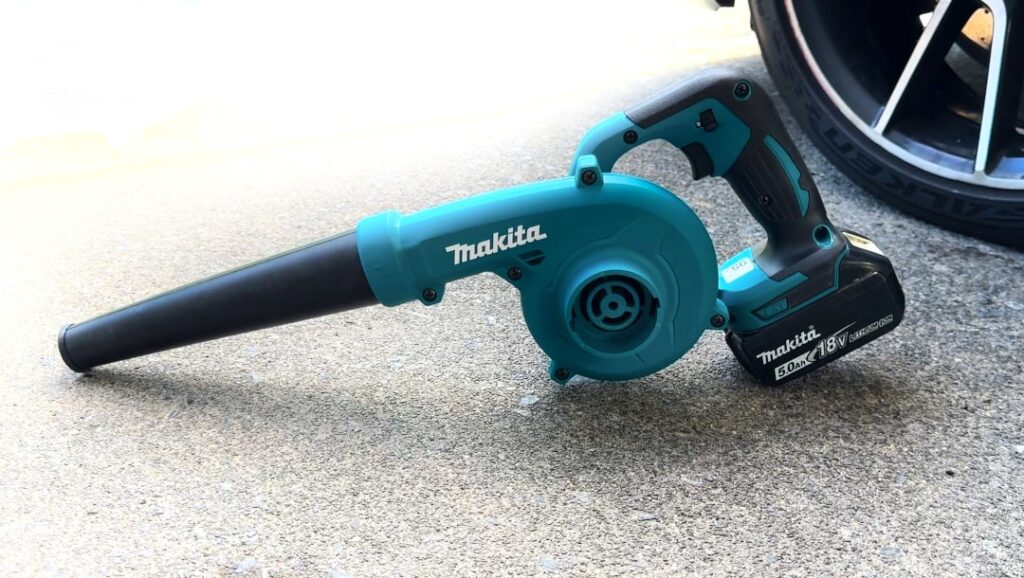 Auto trocknen mit Makita DUB185Z Gebläse