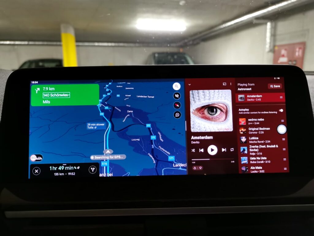 Splitscreen: Links Google Maps, Rechts Youtube Music
